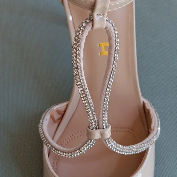 NWOT.Evening or dinner shoe size 9.5.Sand Patten leather.UNISA - Picture 6 of 7